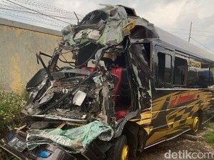 Sasaran Empuk Tabrak Belakang di Tol, Ini Pentingnya Truk Pasang Perisai