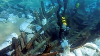 Artefak di dek menunjukkan kapal ini dahulu pernah berlabuh di Siprus, Mesir, dan mugkin Turki bahkan pantai Afrika Utara.  