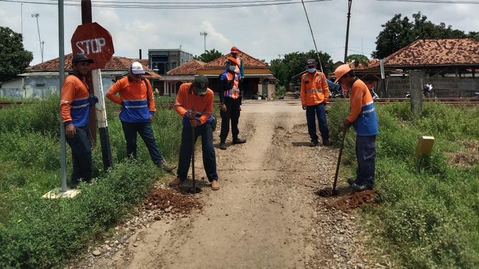 Penutupan perlintasan KA.