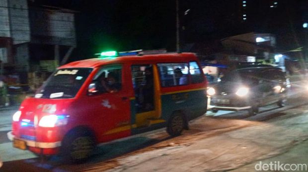 Kendaraan sudah bisa mempergunakan Jalan AR Hakim yang telah selesai diperbaiki.