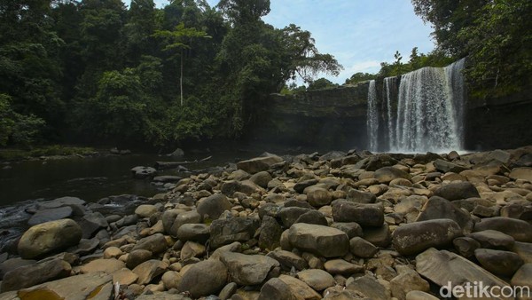 Selain mempunyai cerita legenda menarik, air terjun tersebut juga merupakan air terjun yang paling tinggi di Kabupaten Bengkayang.   
