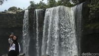 Namun, ada keanehan dimana potongan ular malah menjelma dalam bentuk riam atau air terjun yang begitu tinggi. Kemudian muncul rusa dari tengah air terjun yang memancarkan cahaya keemasan. Bermula dari cerita legenda itulah, kemudian air terjun dinamakan Air Terjun Riam Berawan.  