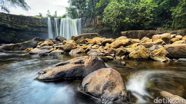 Pesona Air Terjun Riam Berawan di Kalbar, Alamnya Asri Banget