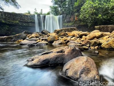 Pesona Air Terjun Riam Berawan di Kalbar, Alamnya Asri Banget