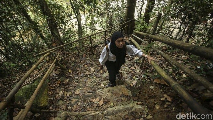 Jika tengah berada di Kalimantan Barat detikers dapat mengunjungi salah satu air terjun yang cantik salah satunya Riam Berawan.