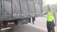 Kerasnya tabrakan membuat bodi minibus menyangkut di bagian belakang truk. Ironisnya, sopir truk tidak mengetahui hal ini sehingga minibus sempat terseret sejauh 2 kilometer. Sopir truk baru berhenti setelah diperingatkan pengguna jalan lain. Foto: dok. Polda Jateng