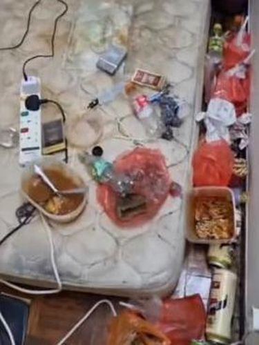 Pria ini menceritakan salah satu penghuni apartemen yang jorok, tempat tidur bau busuk dan penuh sampah.