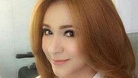 Betul mas, kakak sepupu saya Puput Novel telah meninggal dunia HJ PUPUT NOVEL BALWEEL, kata Alblen Fabe melalui pesan singkat kepada detikcom, Minggu (8/9/2024). Foto: Instagram @puputnovel_