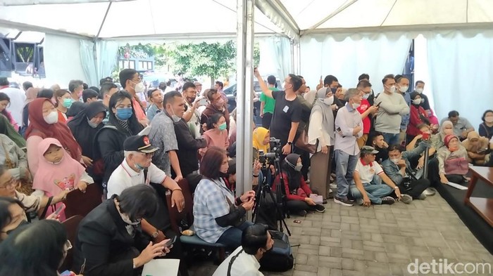 Ratusan orang mengadu ke Hotman Paris di Surabaya