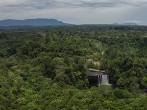 Niagara Kalimantan Barat, Air Terjun Riam Merasap Seru buat Rafting