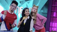 Datang ke acara Rumpi Trans TV, Nastasya unjuk kebolehan masak. Ia tampak bersenang-senang dengan Feni Rose.