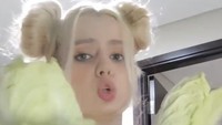 Keisengan Nastasya lainnya adalah ketika ia mengunggah video masak. Katanya ia mau buat sop sule yang maksudnya adalah sawi.