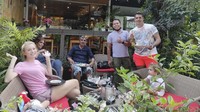 Bersantap di kafe yang dipenuhi bunga, begini momen manis Robby, Nastasya, dan keluarga lainnya saat makan bersama. Kira-kira mereka pesan menu apa ya?