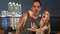Keduanya juga sering bertingkah konyol nih. Robby dan Nastasya tampak hendak makan malam dengan pemandangan laut dan gemerlap lampu gedung yang cantik.