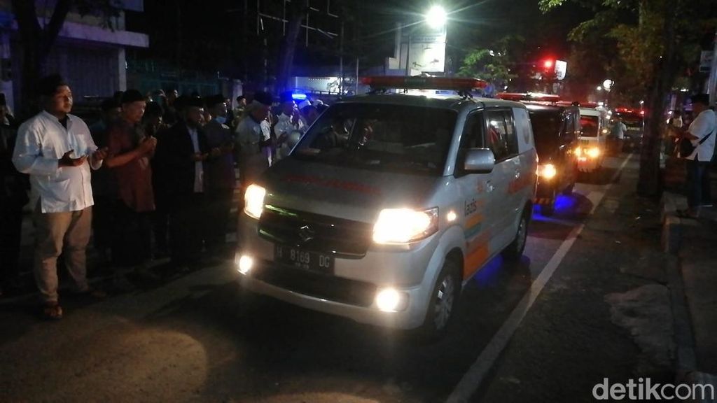5 Jenazah Rombongan Guru Korban Kecelakaan Tol Bawen Tiba di Kota Pasuruan