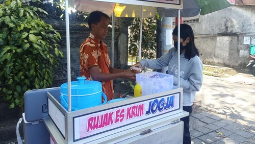 Rujak Es Krim Jogja di Jalan Pulau Batanta No.80 Denpasar, Bali, tepatnya di depan SMP Muhammadiyah 1 Denpasar, Sabtu (24/9/2022).