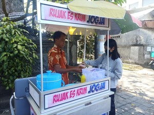 Cicipi Segarnya Rujak Es Krim di Denpasar