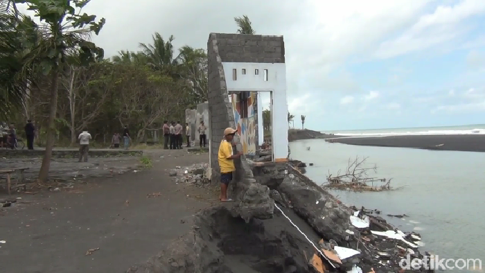 Rumah diterjang abrasi di pesisir pantai selatan Lumajang
