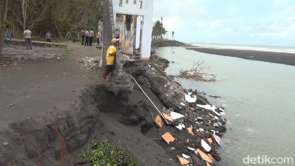9 Rumah di Pesisir Pantai Selatan Lumajang Ambruk Diterjang Abrasi