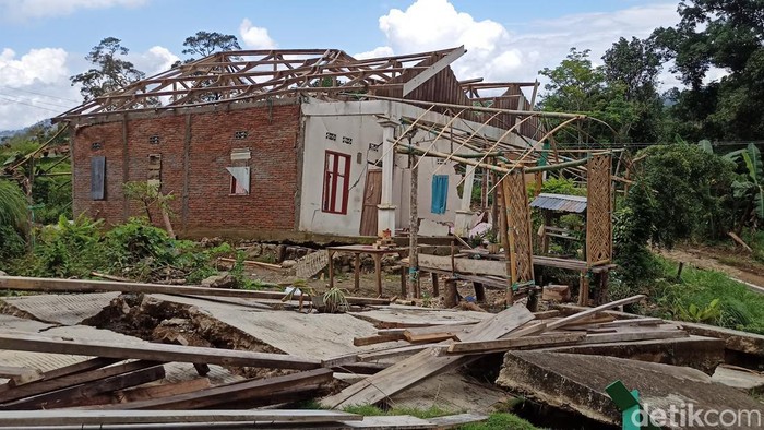 Rumah warga yang terdampak tanah bergerak di Enrekang.