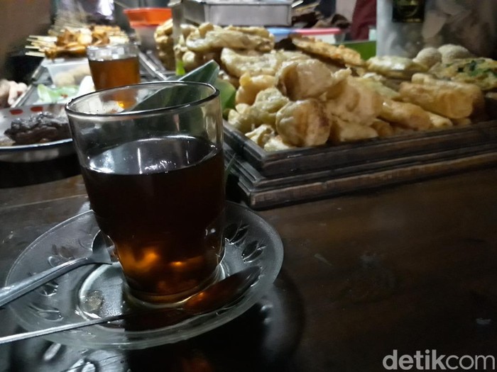 Segelas teh hangat di warung angkringan Solo, Sabtu (24/9/2022).