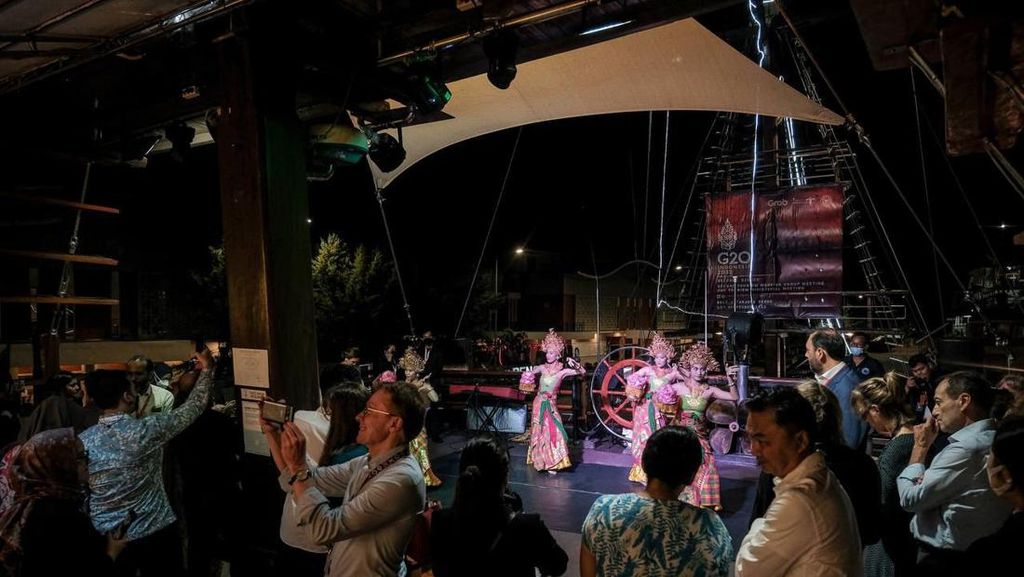 Delegasi TWG G20 Nikmati Suguhan Seni Budaya Bali di Atas Kapal Pinisi