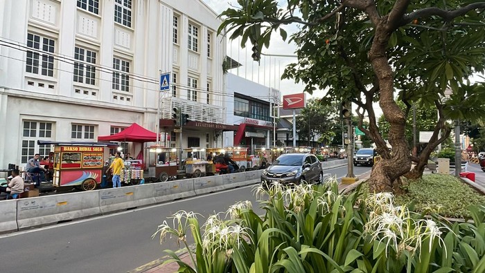 Sejumlah pedagang kaki lima (PKL) masih lebih memilih berjualan di pinggir jalan kawasan Kota Tua, tepatnya di Jalan Kunir, Jakarta Barat (Jakbar).