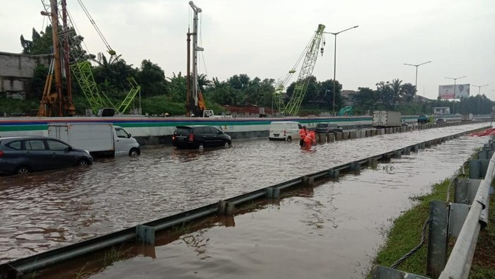 Banjir di Tol BSD, Serpong, Tangerang Selatan terjadi pada Jumat (23/9) malam. Lalu lintas di lokasi banjir pun sempat dialihkan. Kini banjir sudah surut.
