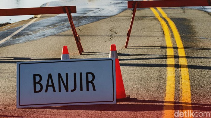 Banjir di Tol BSD, Serpong, Tangerang Selatan terjadi pada Jumat (23/9) malam. Lalu lintas di lokasi banjir pun sempat dialihkan. Kini banjir sudah surut.