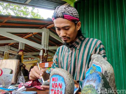 Sidik Citra Nurgita saat menunjukkan proses pembuatan batu lukis di los UMKM Desa Wisata Tinalah, Purwoharjo, Samigaluh, Kulon Progo, Sabtu (24/9/2022)