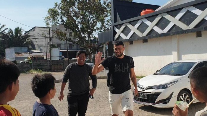 Striker PSM Makassar Everton Nascimento tiba di Stadion Kalegowa menyapa para penggemarnya