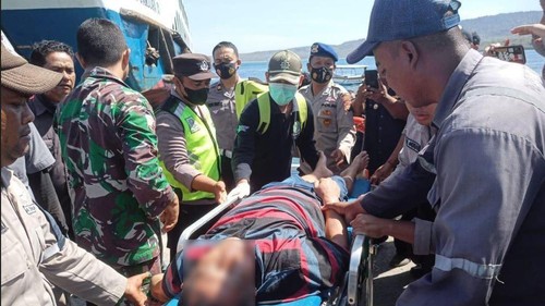 Sukarman (53), penumpang kapal diduga hendak melakukan percobaan bunuh diri dengan melompat dari atas kapal ke laut, Selat Bali, Sabtu (24/9/2022).