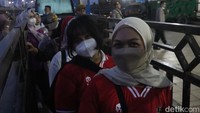 Dengan penuh gembira para suporter wanita mengantre saat akan masuk ke area Stadion Gelora Bandung Lautan Api (Foto: Wisma Putra/detikJabar).