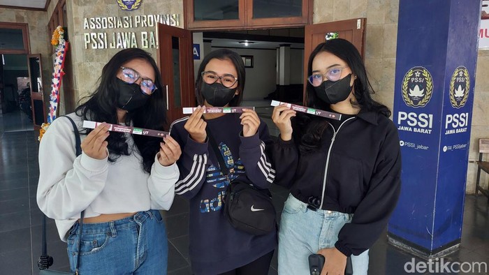 Suporter wanita optimis Timnas Indonesia menang lawan Curacao.