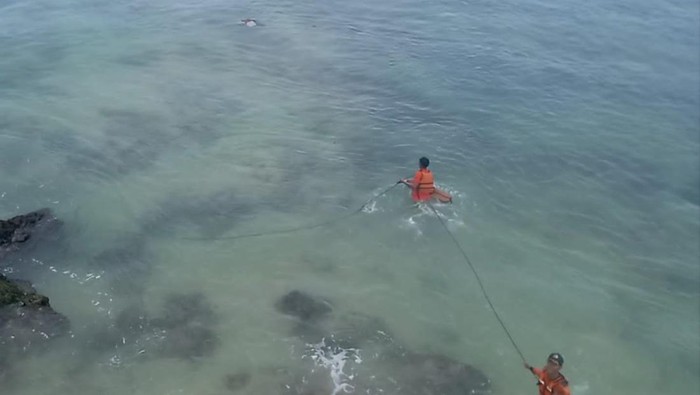 Tim SAR saat mengevakuasi korban laka laut di Pantai Pulang Sawal, Gunungkidul, Sabtu (24/9/2022).