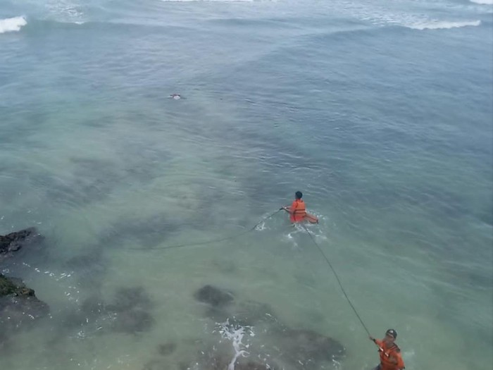 Tim SAR saat mengevakuasi korban laka laut di Pantai Pulang Sawal, Gunungkidul, Sabtu (24/9/2022).
