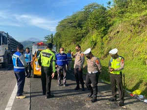Polisi Olah TKP Kecelakaan Minibus Vs Truk Tewaskan 5 Orang di Tol Bawen