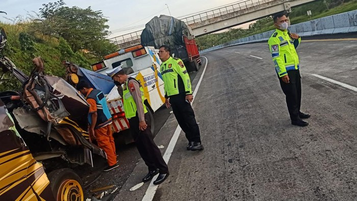 TKP kecelakaan maut tewaskan 5 orang di Tol Bawen-Ungaran, Sabtu (24/9/2022). TKP kecelakaan maut tewaskan 5 orang di Tol Bawen-Ungaran, Sabtu (24/9/2022).