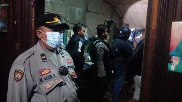 TKP pembunuhan pasutri secara sadis di Palangkraya, Kalimantan Tengah.