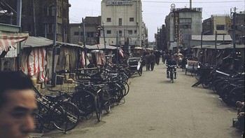 Banyak penduduk di Tokyo memakai sepeda usang. Foto: Vintag.es