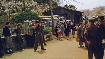 Warga Tokyo menikmati suasana kota, tampak pula para tentara. Foto: Vintag.es