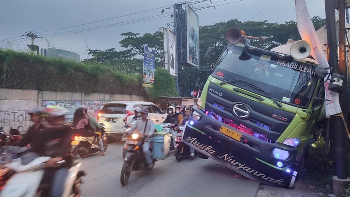 Truk amblas di selokan daerah Babakan Bogor (Rizky/detikcom)