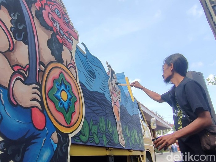 Truk yang dihias karya mural di Taman Budaya Kulon Progo, Pengasih, Kulon Progo, DIY, Sabtu (24/9/2022).