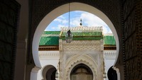 Masjid ini dibangun menggunakan uang warisan dari sang ayah. Masjid dan pusat pendidikan ini awalnya hanya berukuran 30 meter persegi, tapi lambat laun bangunannya semakin besar dan megah.  Masjid tersebut lantas menjadi universitas yang banyak menyelenggarakan simposium dan debat. (Foto: Getty Images/iStockphoto)