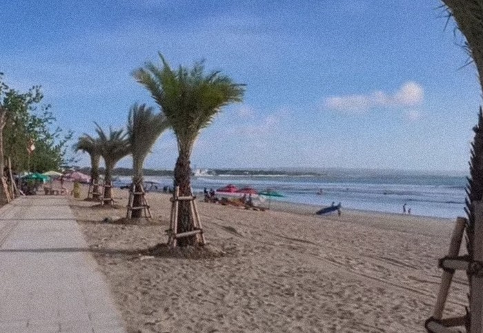 Wajah baru Pantai Kuta yang tengah dilakukan penataan.