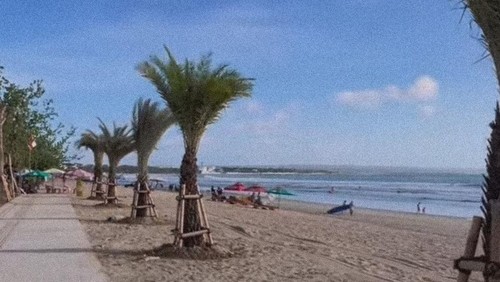 Wajah baru Pantai Kuta yang tengah dilakukan penataan.