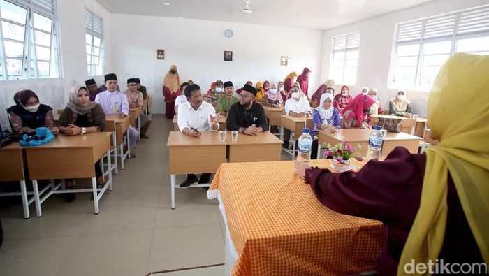 Wali Kota Batam Muhammad Rudi dan jajaran di Pemkot Batam meninjau penyerahan kursi dan meja siswa kelas VI SDN 004 Tanjung Uma.