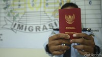Petugas Imigrasi menunjukkan Pas Lintas Batas (PLB) di Kantor Imigrasi, Jagoi Babang, Kalimantan Barat, Kamis (8/9/2022).  
