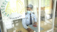 Kepala Pos Imigrasi Jagoi Babang Welly mengatakan Pas Lintas Batas (PLB) digunakan masyarakat yang berada di perbatasan negara, hal tersebut sesuai dengan perjanjian antar kedua negara. 