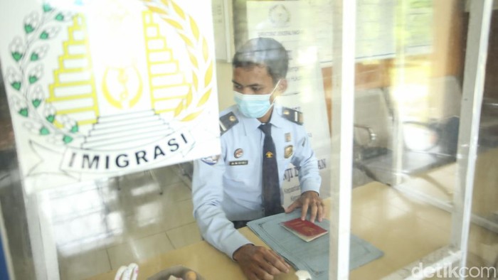 Petugas Imigrasi menunjukkan Pas Lintas Bara (PLB) di Kantor Imigrasi, Jagoi Babang, Kalbar, Kamis (8/9/2022).